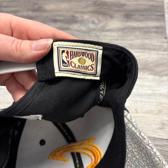 Mitchell & Ness Cleveland Cavs Cavaliers Black OS Iridescent Crackled Cap Hat - Picture 7 of 9